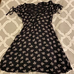 Cute American Eagle flowy black and white dress.